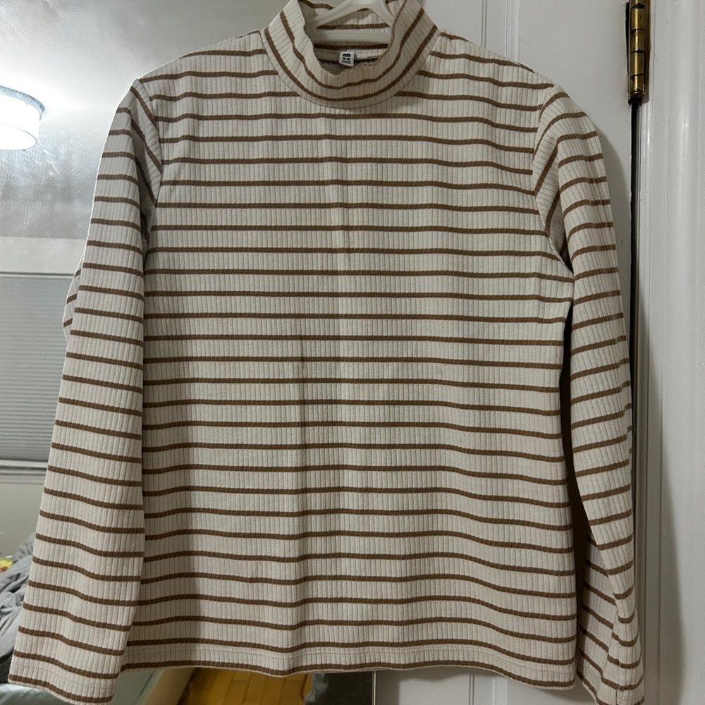 Uniqlo Girl Turtleneck heatech shirt